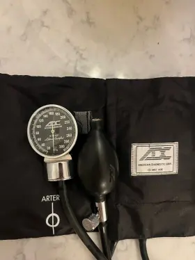 Adc 634782007225 Diagnostix Aneroid Sphygmomanometer Black With Large Adult Cuff