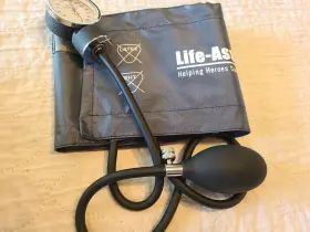 Ce1434 Adc Sphygmomanometer With Adult Life Assist Blood Pressure Cuff